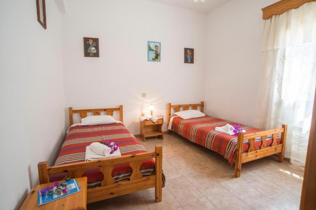 2 camas en una habitación con paredes blancas en Countryside apartment en Gaios