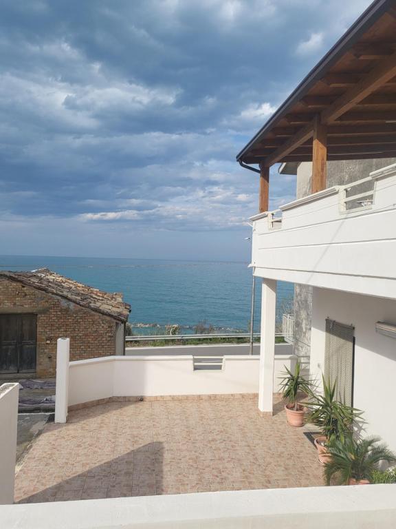 Vom Balkon eines Hauses genießen Sie Meerblick. in der Unterkunft La casetta in San Vito Chietino