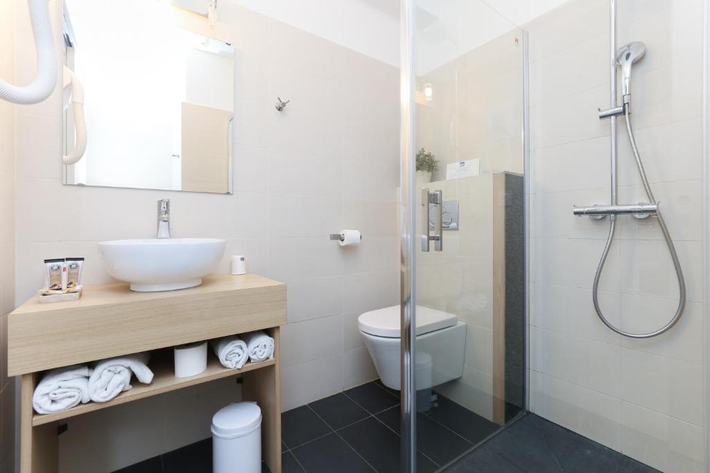 Koupelna v ubytování Hotel Méditerranée