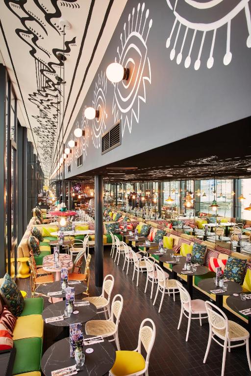 Reštaurácia alebo iné gastronomické zariadenie v ubytovaní Mama Shelter Rennes