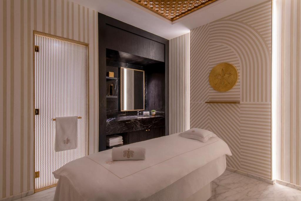 Postel nebo postele na pokoji v ubytování The St. Regis Doha