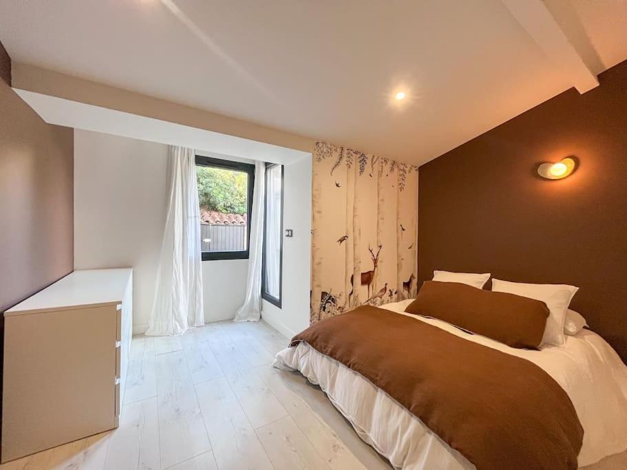 Posteľ alebo postele v izbe v ubytovaní Jolie villa à quelques pas du centre-ville.