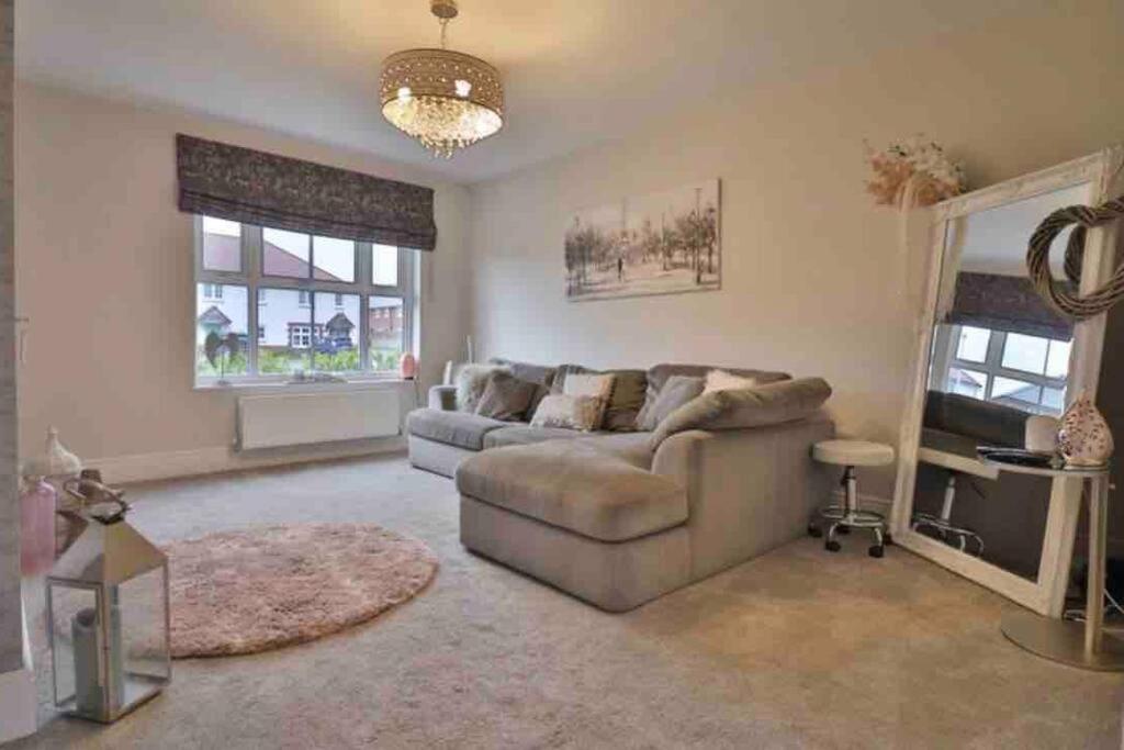 uma sala de estar com um sofá e uma televisão em Very Close to Chester City Centre! em Christleton