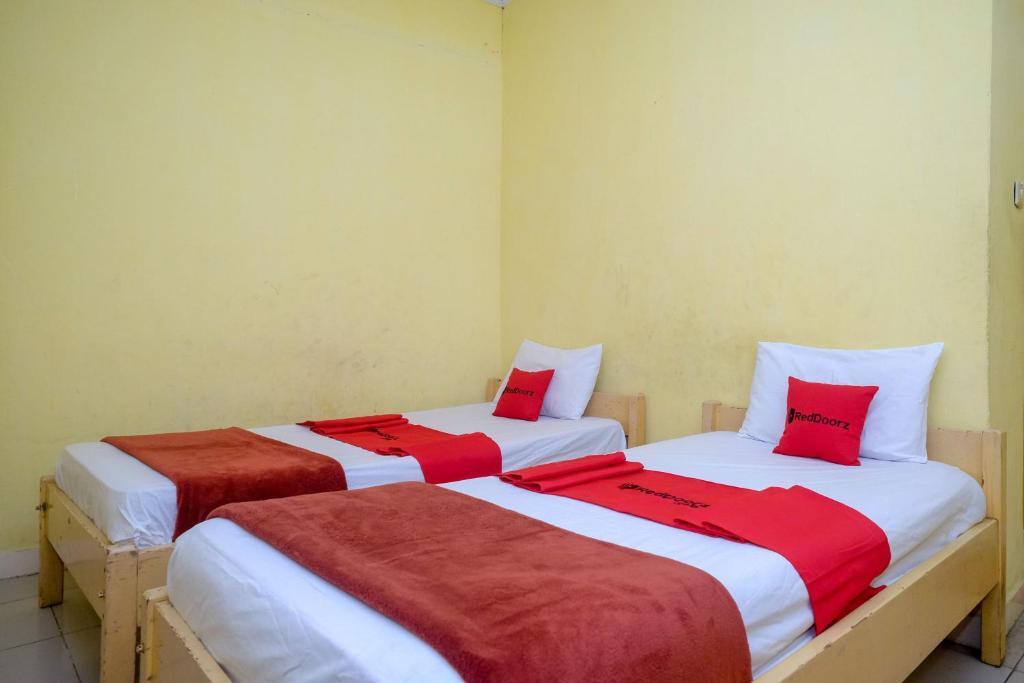Llit o llits en una habitació de RedDoorz near Pelabuhan Nusantara Parepare