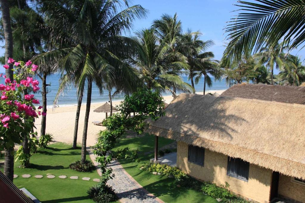uma vista para a praia a partir de um resort em Bamboo Village Beach Resort & Spa em Mui Ne