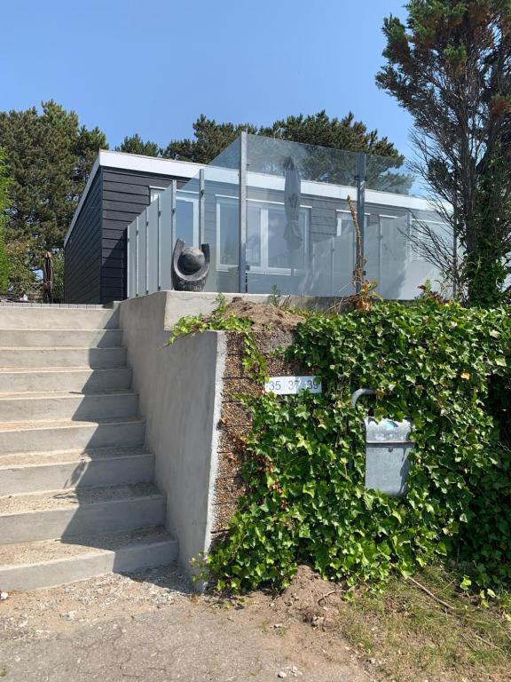 dom ze schodami prowadzącymi do niego w obiekcie JJ Guesthouse Studio 37 w mieście Skagen