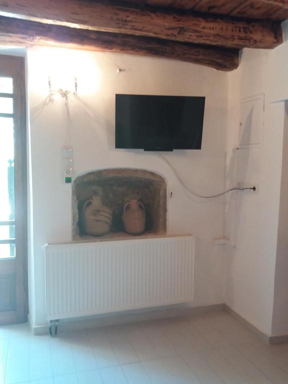 TV a/nebo společenská místnost v ubytování Heracles Traditional Cretan Houses