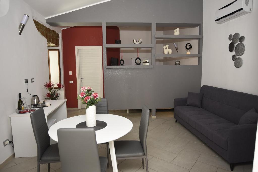 瓦爾蒙托的住宿－Raggio di Luna，客厅配有桌子和沙发