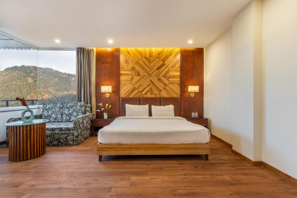Postel nebo postele na pokoji v ubytování Country Inn Premier Pacific Mall Road Mussoorie