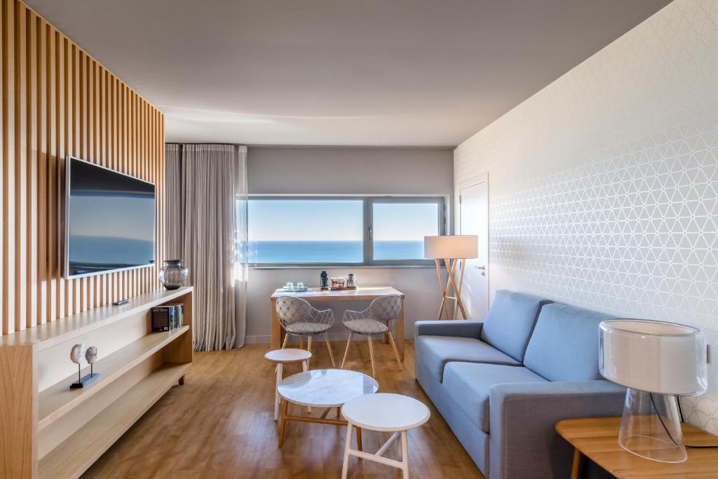 TV a/nebo společenská místnost v ubytování Occidental Atenea Mar - Adults Only