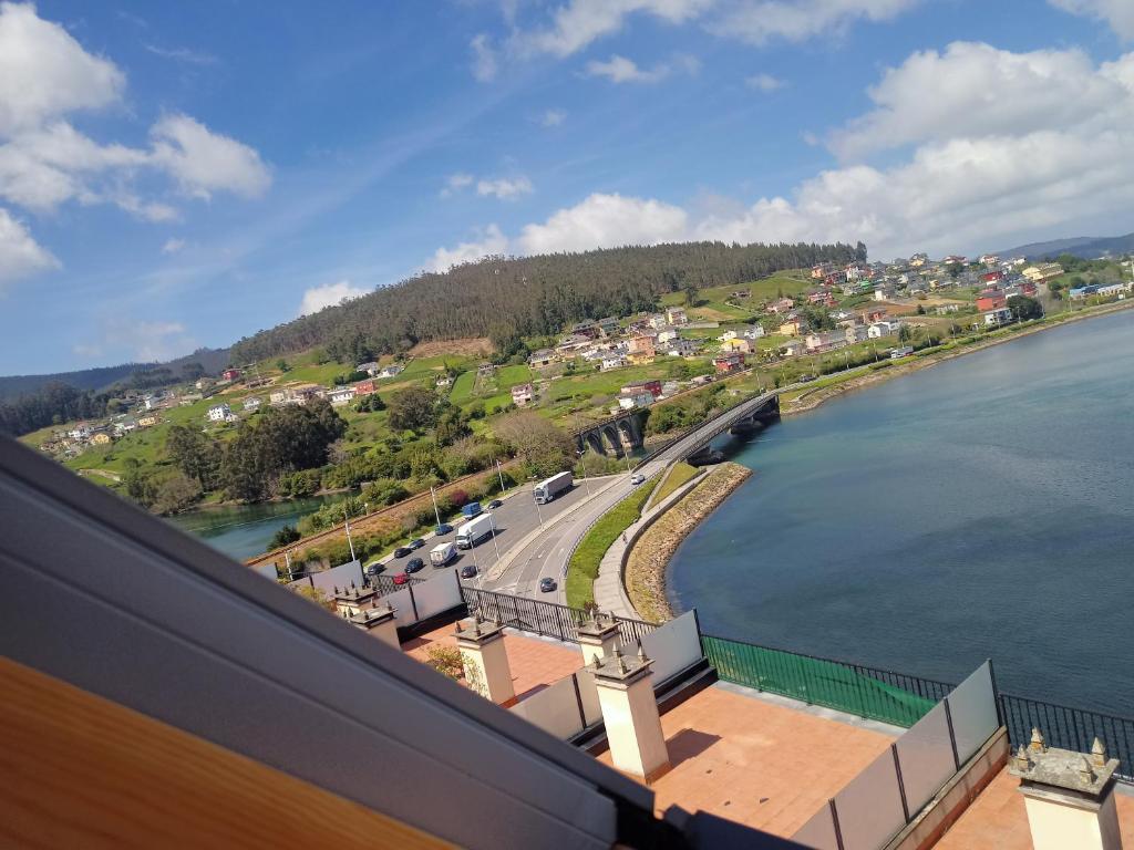 ariale Aussicht auf eine Brücke über einen Fluss in der Unterkunft MARINA SOL VIVEIRO in Viveiro