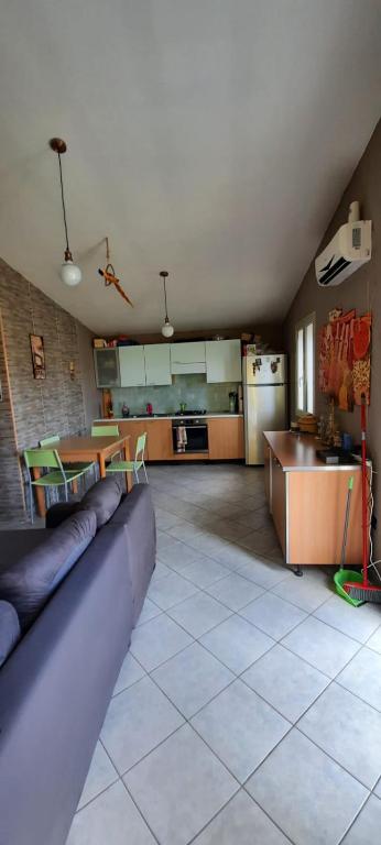 un soggiorno con divano e una cucina di Casa Orosei Mannu a Orosei