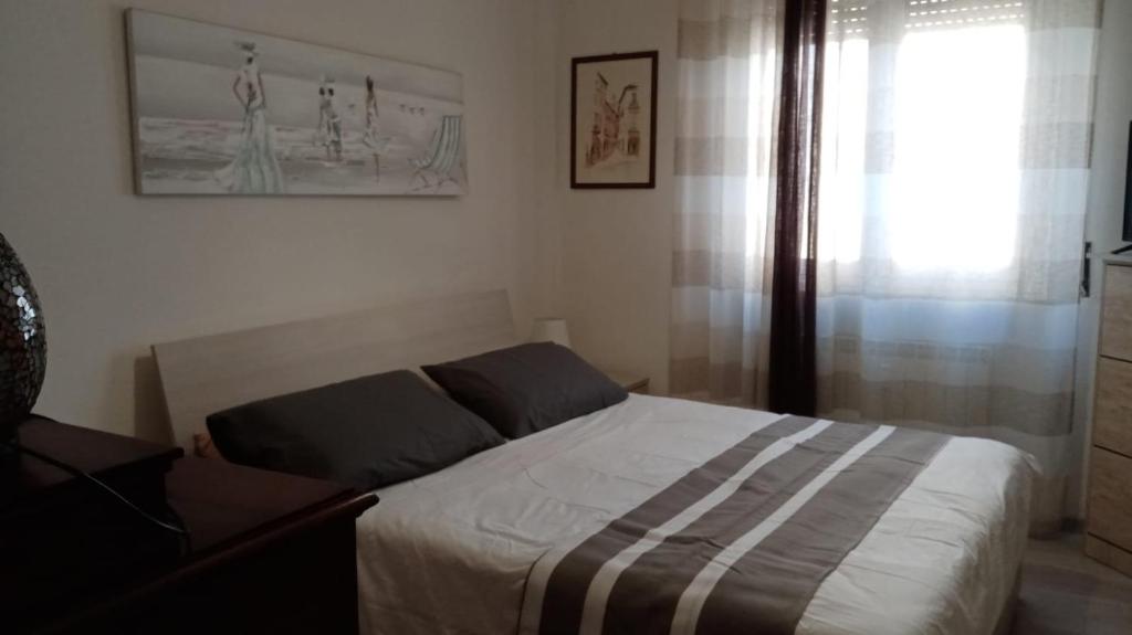 een slaapkamer met een bed en een raam bij Savonamare in Savona