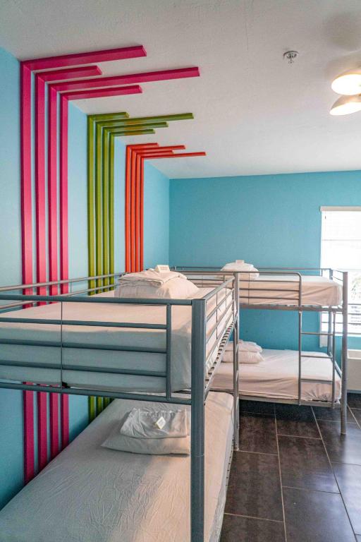Postel nebo postele na pokoji v ubytování Beds n' Drinks