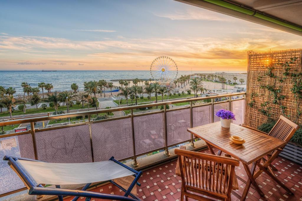 balcón con mesa, sillas y vistas al océano en La Casa Sul Mare en Civitavecchia