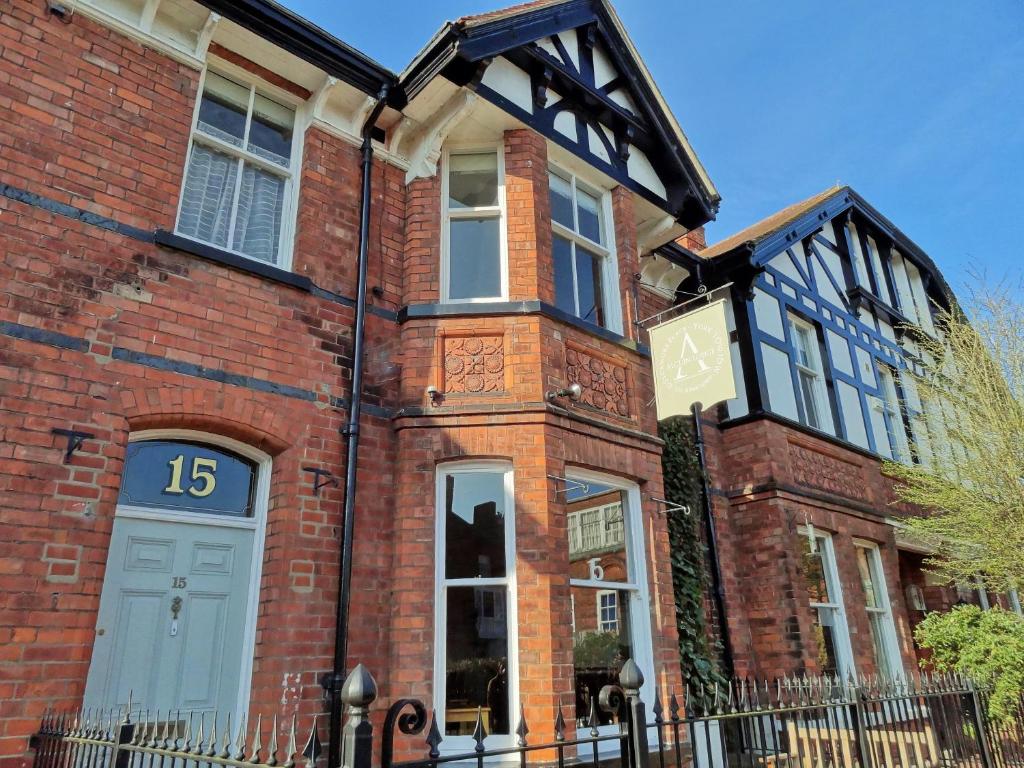 une maison en briques rouges avec son numéro dans l'établissement Alcuin Lodge Guest House, à York