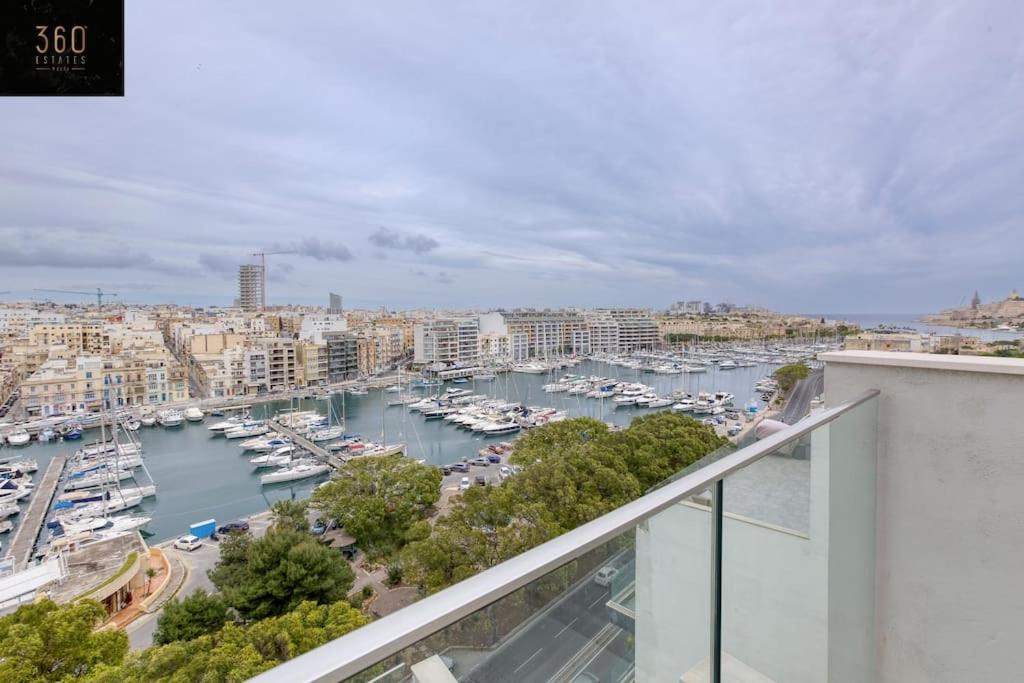 een uitzicht op een haven met boten in het water bij Stunning 3BR penthouse, opposite the harbour by 360 Estates in Tal-Pietà