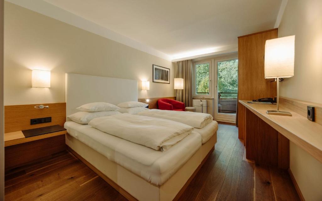 Postel nebo postele na pokoji v ubytování Familien- & Gartenhotel Theresia 4-Sterne Superior