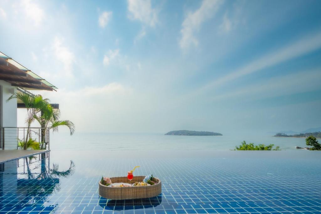 ein Resortpool mit einem Korb auf dem Wasser in der Unterkunft Bluemango Pool Villa & Resort Koh Samui in Koh Samui 