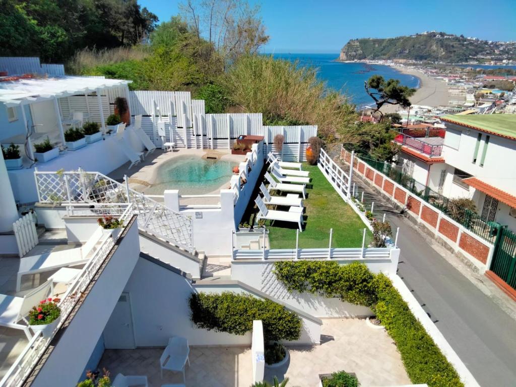 desde el balcón de una casa con piscina en Pharus Miseni Suites and rooms, en Bacoli