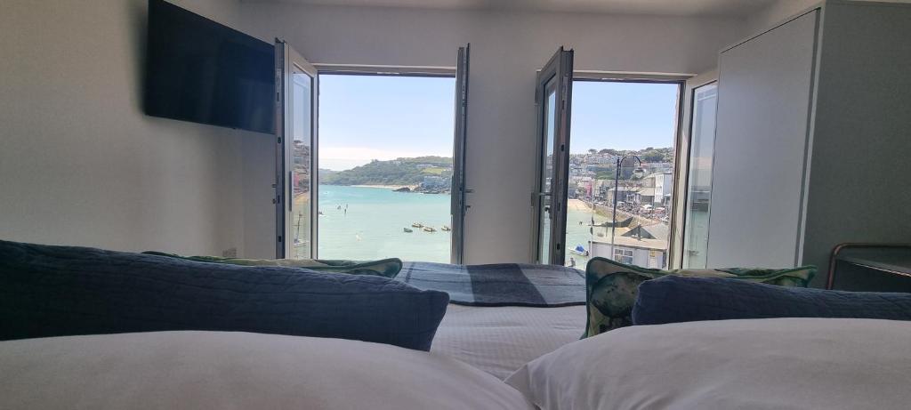 Katil atau katil-katil dalam bilik di Chy Mor Apartment 2 - Stunning sea views on the harbour