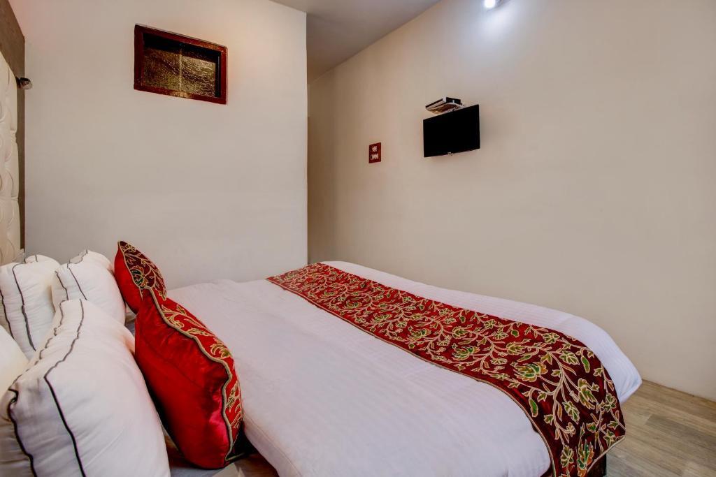 Postel nebo postele na pokoji v ubytování HOTEL ROYAL HAMEED
