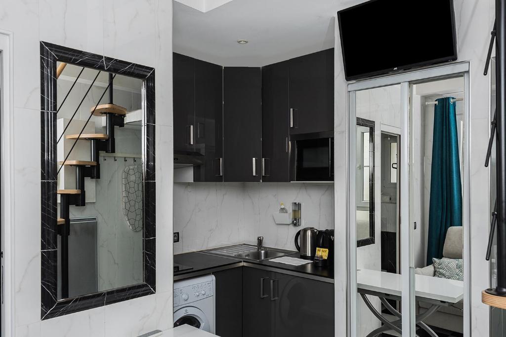 Kuchyňa alebo kuchynka v ubytovaní Charmant studio près des Champs-Élysées