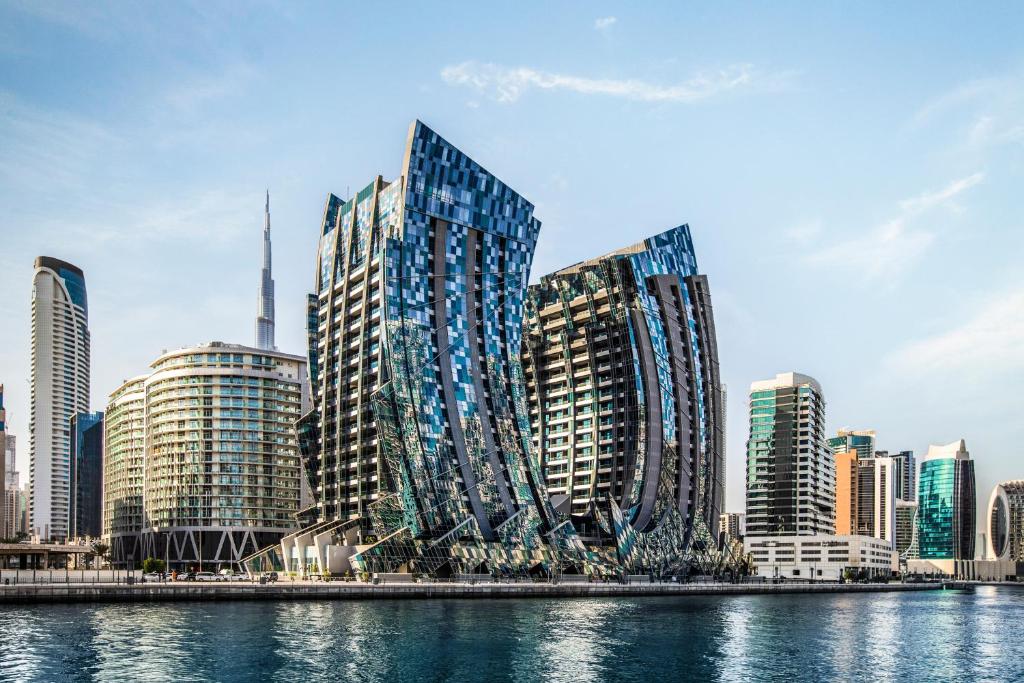 vista su una città con edifici alti e acqua di Unlock J One Downtown Dubai a Dubai