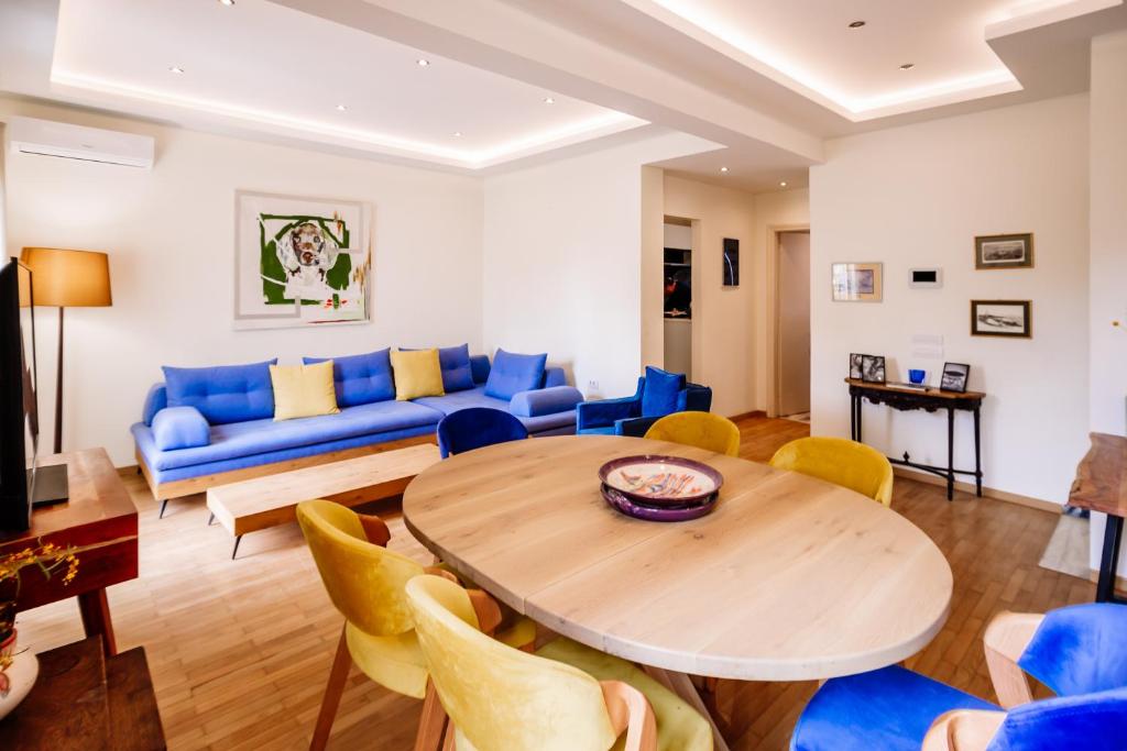 扎金索斯鎮的住宿－Deviazi 4，客厅配有蓝色的沙发和桌子