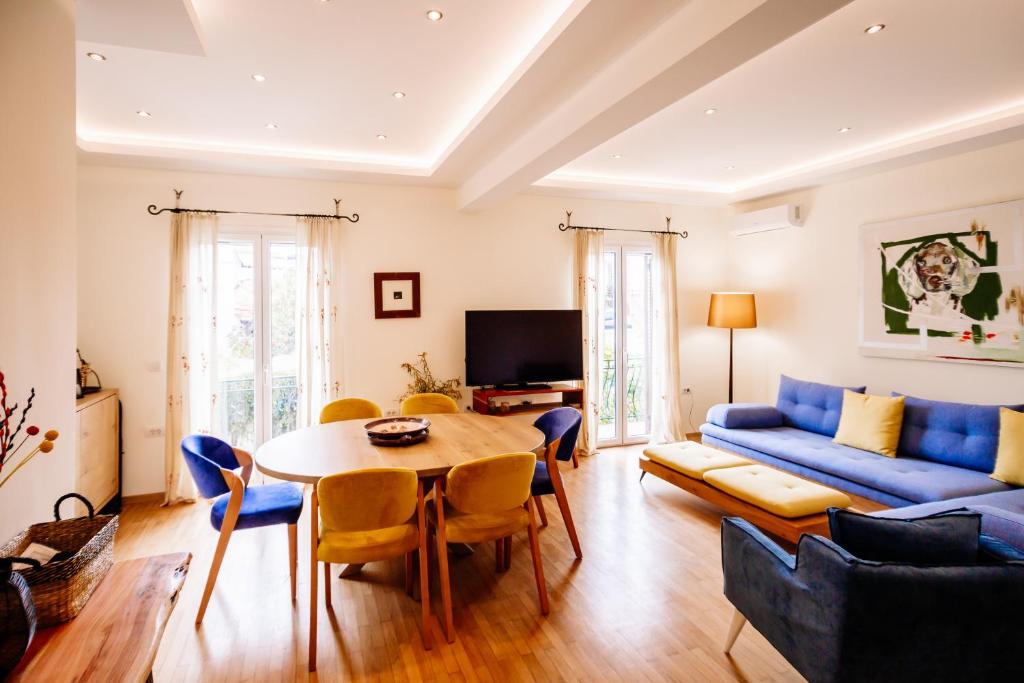Televisyen dan/atau pusat hiburan di Deviazi 4 - Charming Apartment for 2 in the Heart of the City-5 Minutes from the beach By Villa Mana Gers
