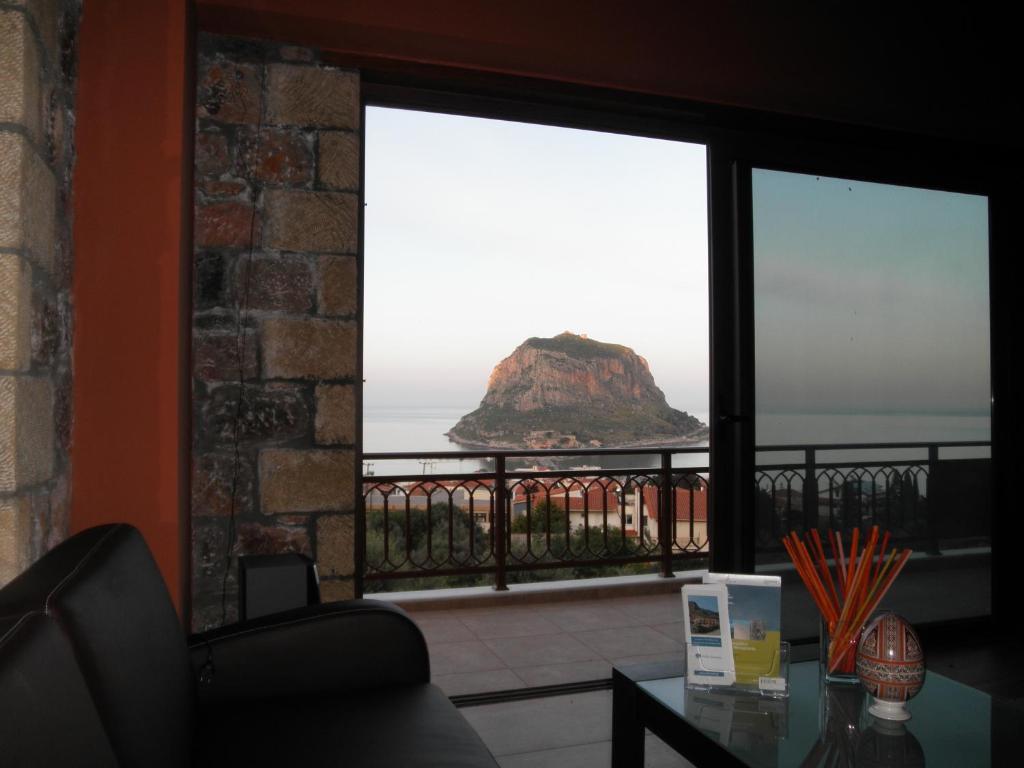 um quarto com vista para uma montanha através das janelas em Villa Cazala em Monemvasia