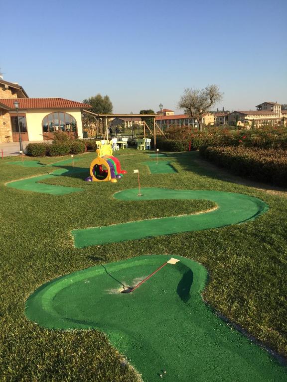 Plac zabaw dla dzieci w obiekcie Garda Residence San Vigilio Golf
