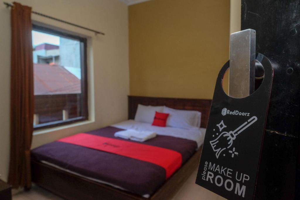 RedDoorz at Hotel Rich Parepare near Pantai Mattirotasi - Superior Double Room