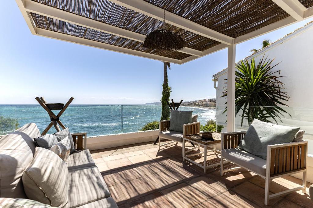 een patio met uitzicht op de oceaan bij Bahia Dorada by the sea in Estepona