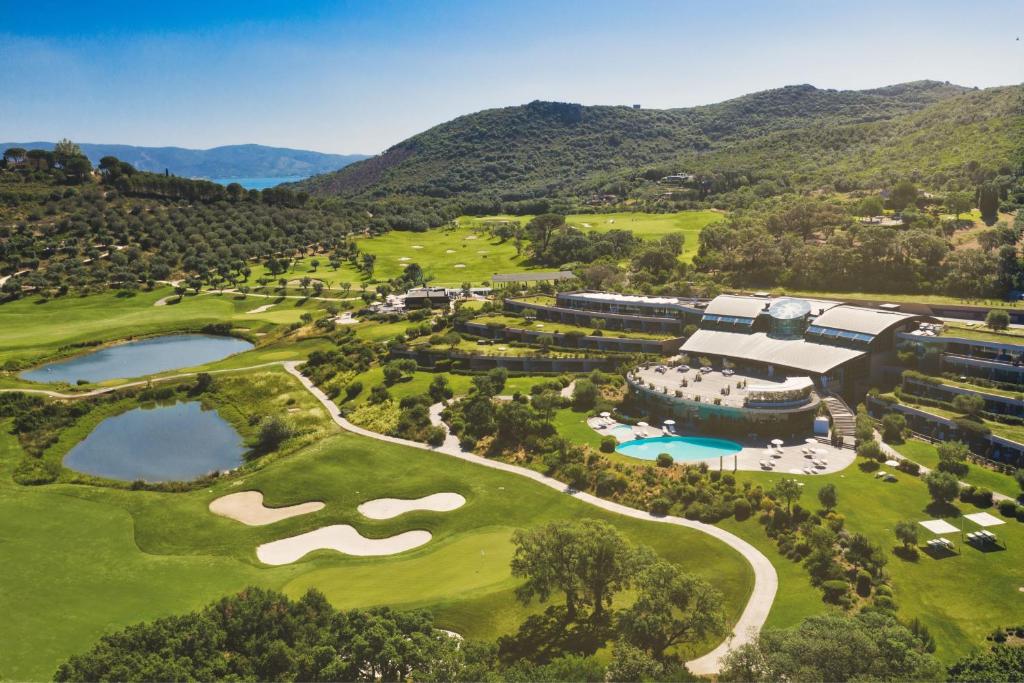 una vista aerea sul campo da golf di un resort di Argentario Golf & Wellness Resort a Porto Ercole