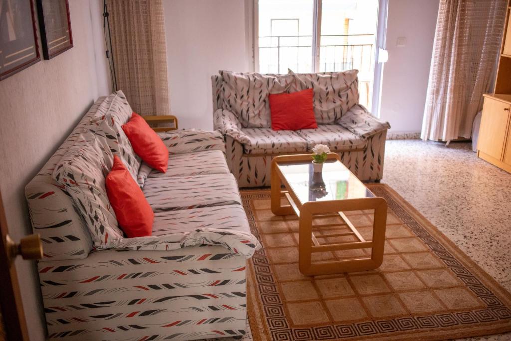 uma sala de estar com dois sofás e uma mesa de centro em Apartamento para familias con niños cerca Playa em San Juan de Alicante