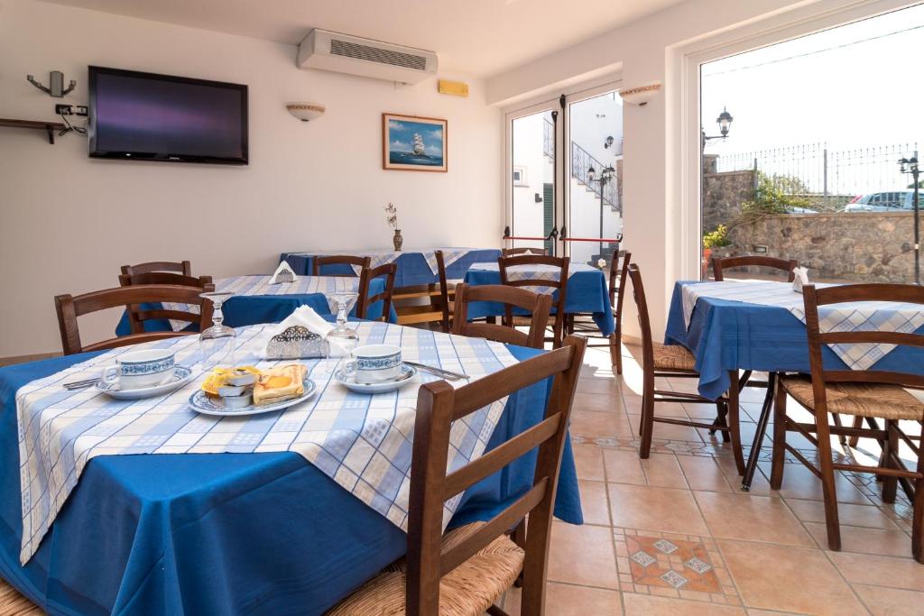 TV a/nebo společenská místnost v ubytování Hotel Villa Fumerie
