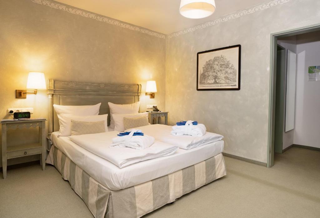 Postel nebo postele na pokoji v ubytování Marina Hotel am Starnberger See