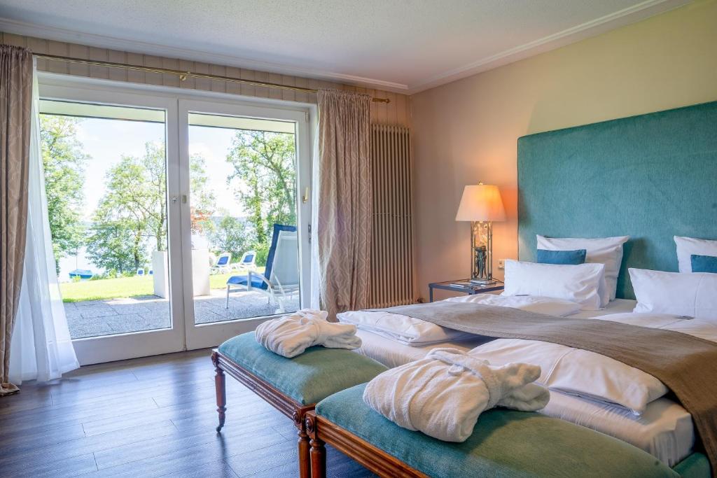 Postel nebo postele na pokoji v ubytování Marina Hotel am Starnberger See