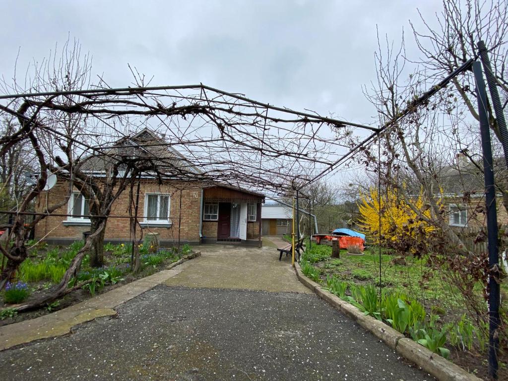 ein Backsteinhaus mit einem Weg davor in der Unterkunft Заміський будинок in Rzhyshchiv