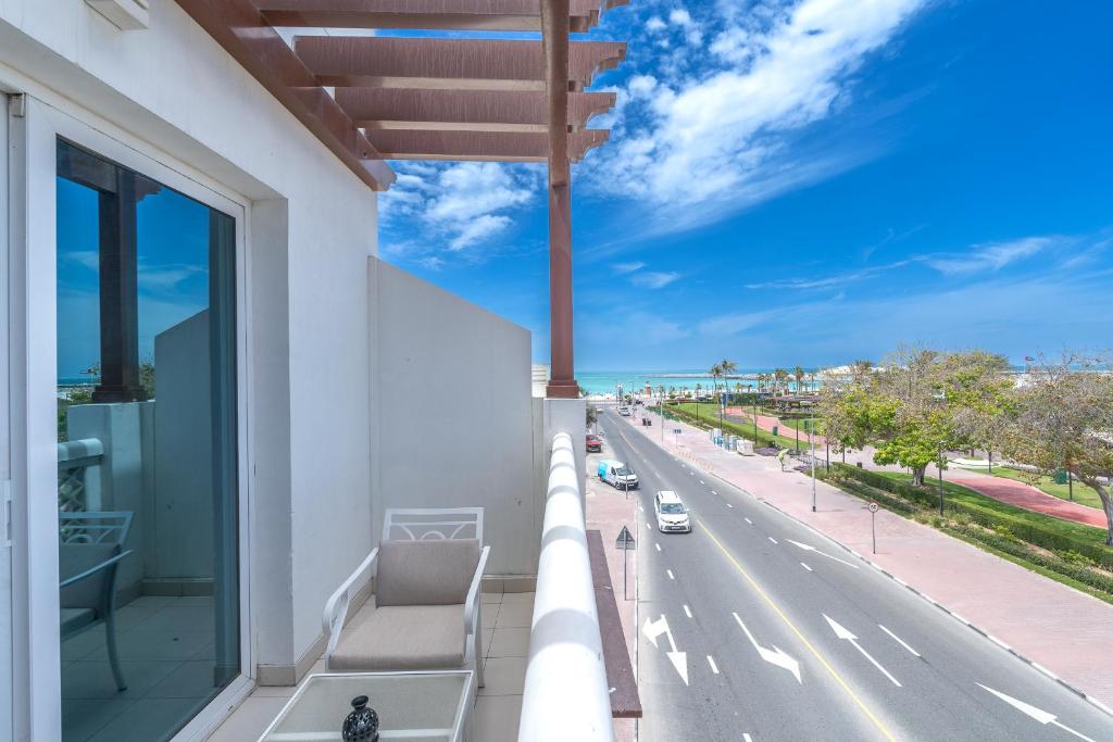 balcón con vistas a la carretera en Beach Walk Boutique Jumeirah en Dubái