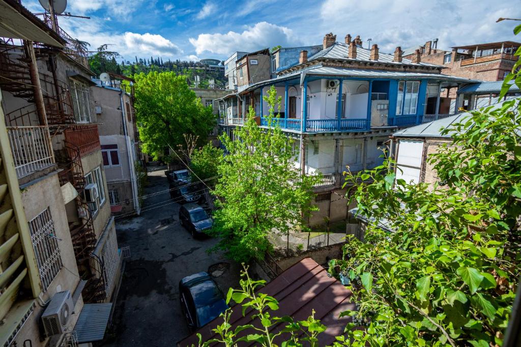 uma vista panorâmica de uma rua da cidade com casas em Barnaba Apartment em Tbilisi