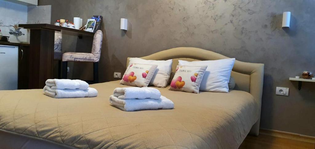 - un lit avec 2 oreillers dans l'établissement Apartman Studio DIAMOND, à Subotica