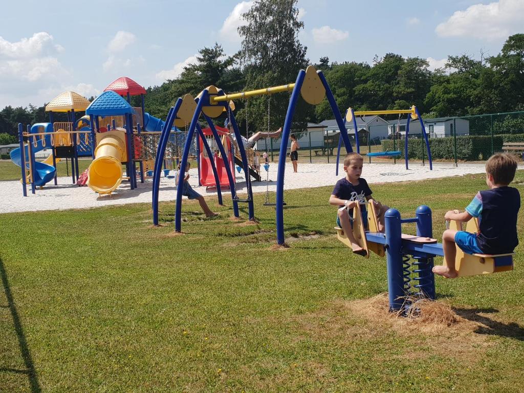 Herní místnost nebo prostor pro děti v ubytování Vakantiepark Breebos