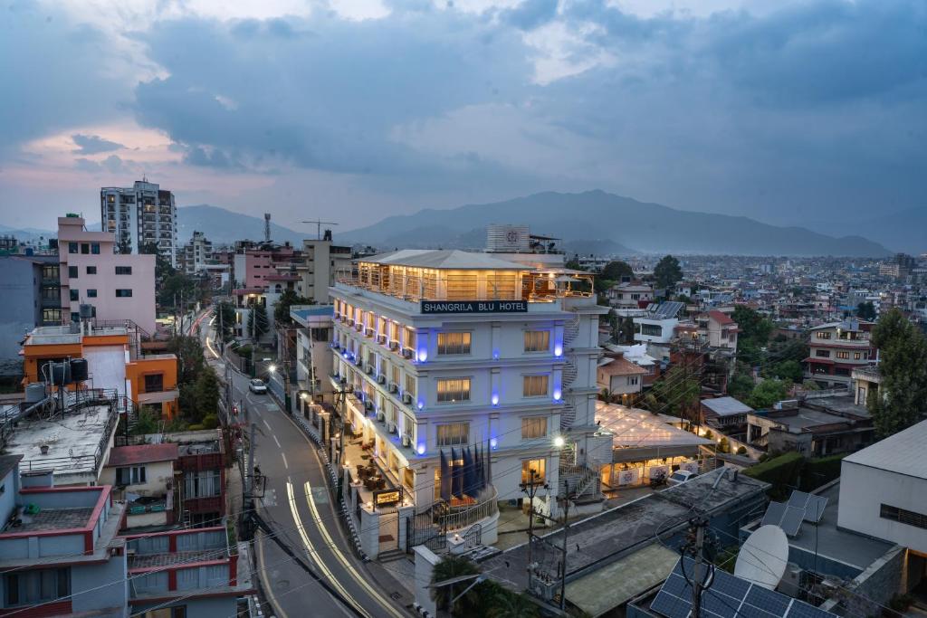 Blick auf eine Stadt mit einem Gebäude in der Unterkunft Shangrila Blu Hotel in Kathmandu
