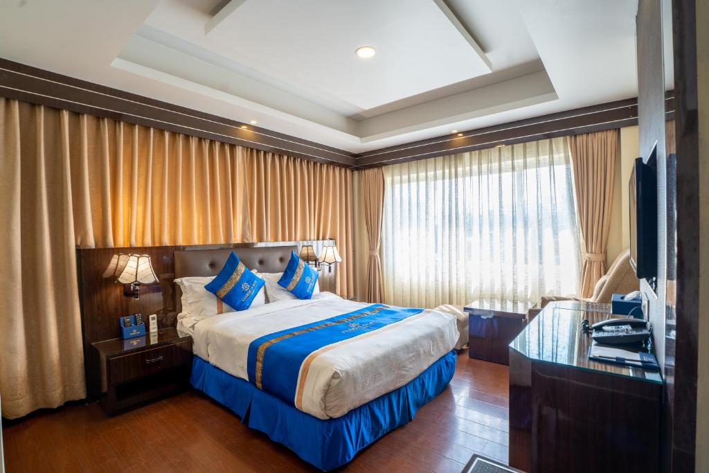 Postel nebo postele na pokoji v ubytování Shangrila Blu Hotel