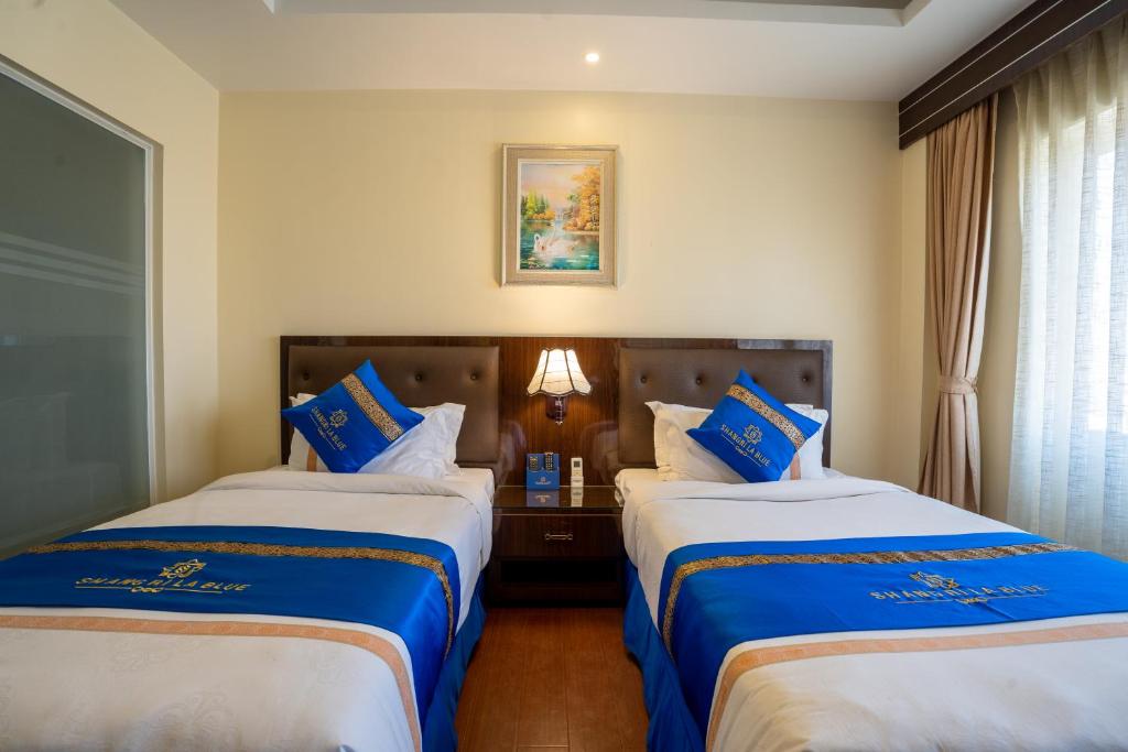 Postel nebo postele na pokoji v ubytování Shangrila Blu Hotel