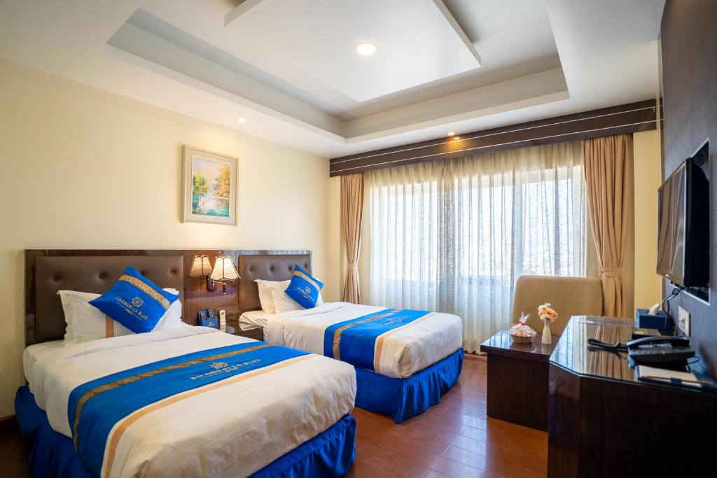 Postel nebo postele na pokoji v ubytování Shangrila Blu Hotel