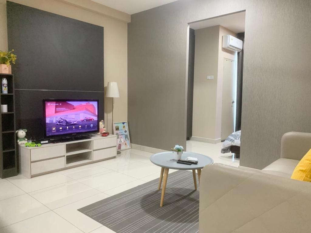 uma sala de estar com uma televisão e uma mesa em Liberty ARC Studio 舒适和家温暖的感觉10分钟到 KL 市中心 em Ampang