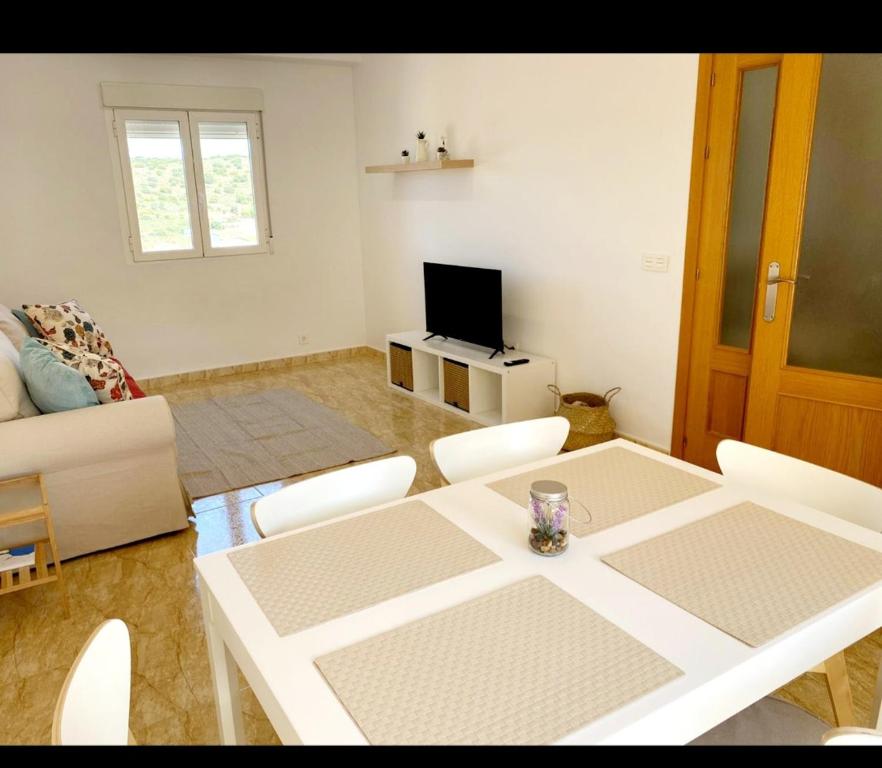 uma sala de estar com uma mesa branca e cadeiras em La Casita de Ventura em Ruidera